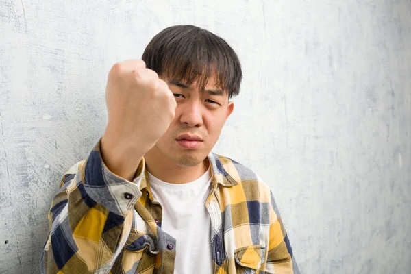 若い中国人男性の顔を密接に前に拳を示す 怒っている式 — ストック写真