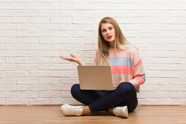 Joven Estudiante Rusa Sentada Sosteniendo Algo Palma Mano — Foto de Stock