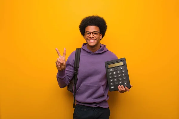 Jovem Estudante Afro Americano Segurando Uma Calculadora Mostrando Número Dois — Fotografia de Stock