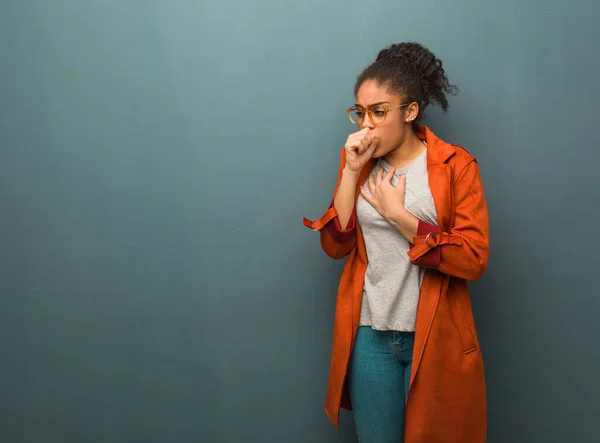 Joven Afroamericana Negra Con Ojos Azules Tosiendo Enferma Por Virus —  Fotos de Stock