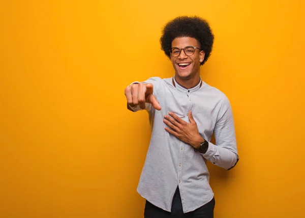Giovane Uomo Afroamericano Muro Arancione Sogna Raggiungere Obiettivi Scopi — Foto Stock