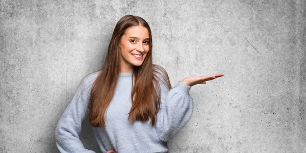 El ile bir şey tutan genç beyaz kadın