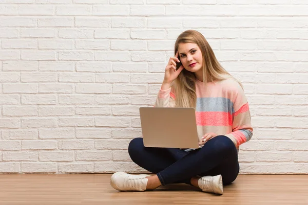 Jonge Russische Student Vrouw Zitten Denken Een Idee — Stockfoto