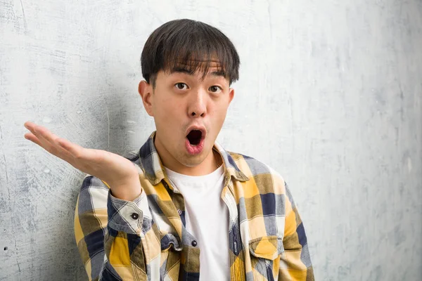 Ung Kinesisk Man Ansikte Närbild Hålla Något Handflatan — Stockfoto