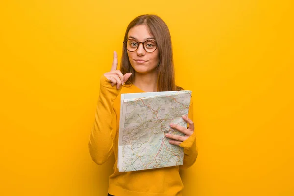 Joven Mujer Bastante Caucásica Mostrando Número Uno Ella Tiene Mapa —  Fotos de Stock