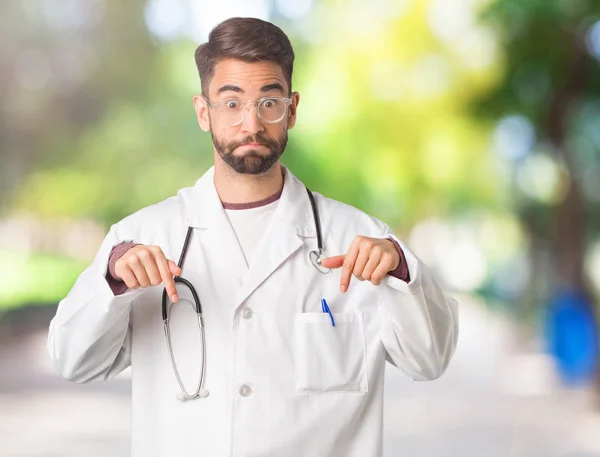 Jonge Dokter Man Naar Beneden Wijst — Stockfoto