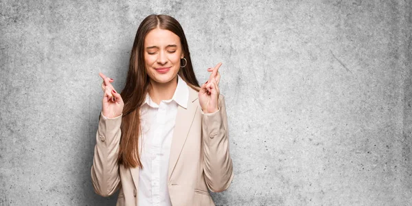 Jeune Femme Affaires Caucasienne Croisant Les Doigts Pour Avoir Chance — Photo