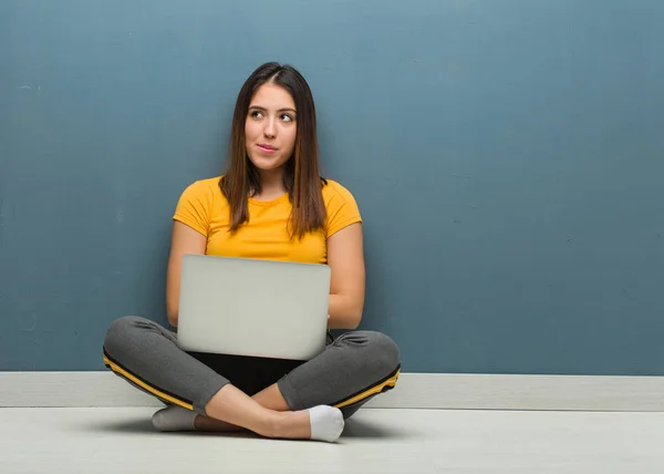 Young Woman Sitting Floor Laptop Thinking Idea — ストック写真