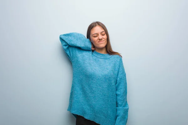 Jovem Mulher Bonita Vestindo Uma Camisola Azul Sofrendo Dor Pescoço — Fotografia de Stock