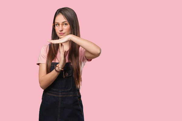 Jovem Mulher Legal Fazendo Gesto Tempo Limite — Fotografia de Stock