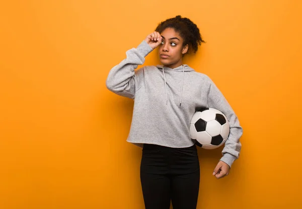 Young Fitness Black Woman Making Gesture Spyglass Holding Soccer Ball — 스톡 사진