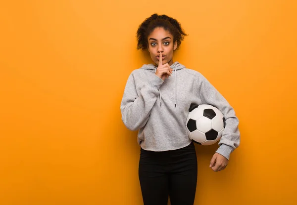 Young Fitness Black Woman Keeping Secret Asking Silence Holding Soccer — ストック写真