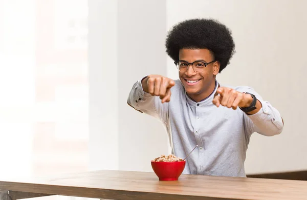 Joven Hombre Negro Desayunando Alegre Sonriente Señalando Frente — Foto de Stock