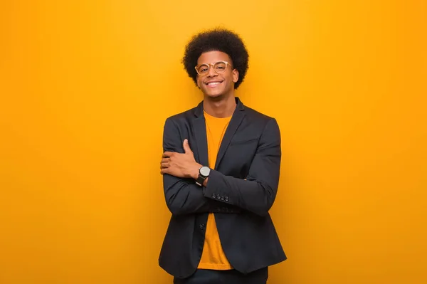 Jovem Empresário Afro Americano Homem Sobre Uma Parede Laranja Cruzando — Fotografia de Stock
