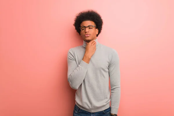 Young African American Man Pink Wall Coughing Sick Due Virus — ストック写真