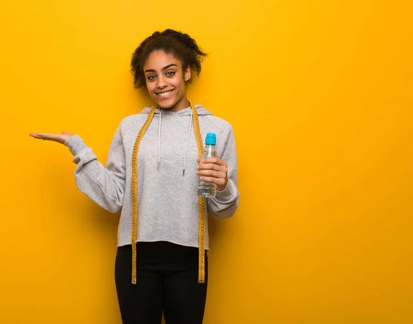 Young Fitness Black Woman Holding Something Hand Holding Water Bottle — ストック写真