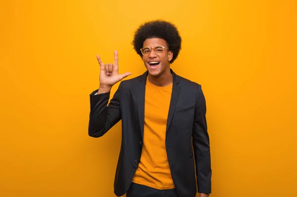 Jovem Empresário Afro Americano Homem Sobre Uma Parede Laranja Fazendo — Fotografia de Stock