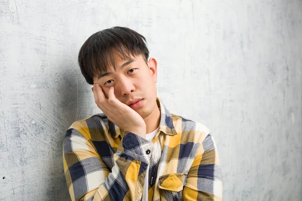 Jovem Chinês Cara Cara Closeup Cansado Muito Sonolento — Fotografia de Stock