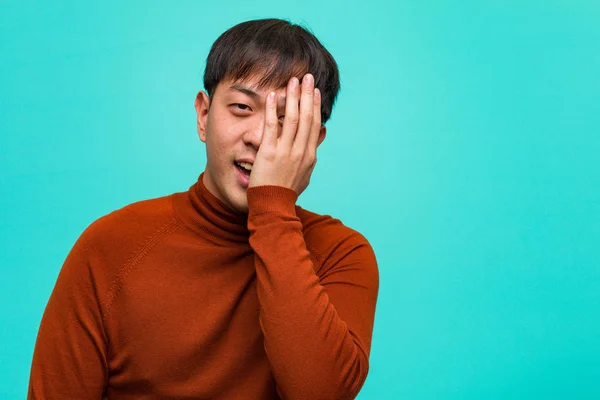 Genç Çinli Adam Mutlu Bağırıyor Ile Yüz Kapsayan — Stok fotoğraf