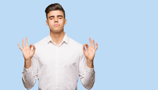 Joven Negocio Fresco Hombre Realizando Yoga — Foto de Stock