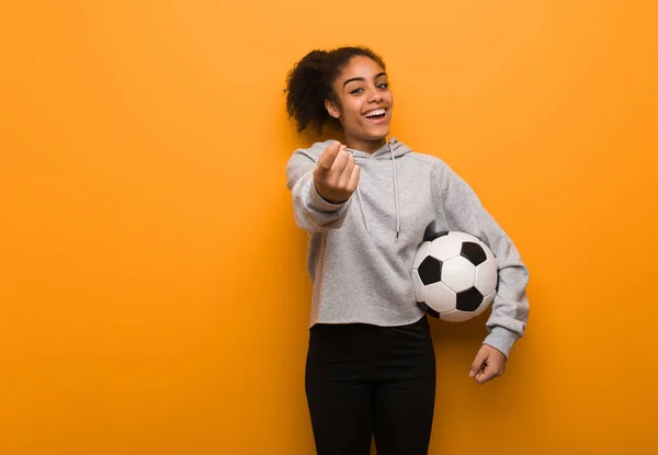 Young Fitness Black Woman Inviting Come Holding Soccer Ball — ストック写真