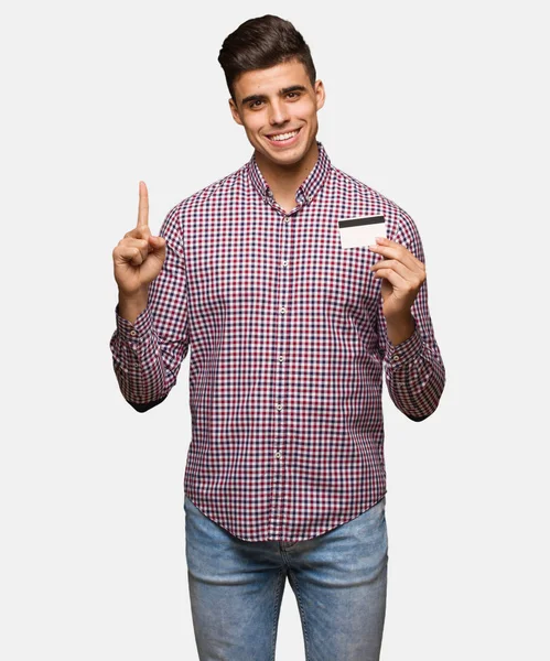 Jovem Segurando Cartão Crédito Mostrando Número — Fotografia de Stock