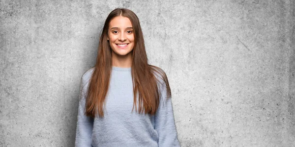 Wanita Muda Kaukasia Ceria Dengan Senyum Lebar — Stok Foto