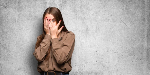 Unga Kaukasiska Kvinna Känner Sig Orolig Och Rädd — Stockfoto