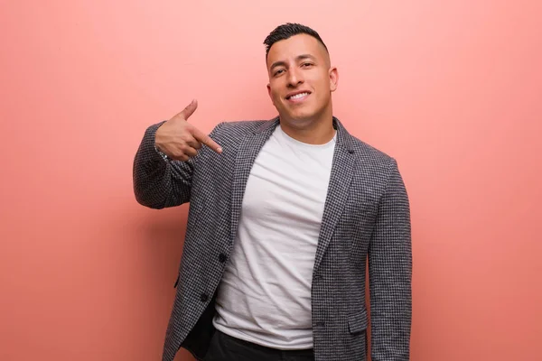 Mladý Elegantní Latin Muž Osoba Ukazuje Rukou Košili Kopírovat Prostor — Stock fotografie