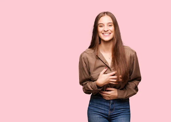 Mujer Joven Caucásica Riendo Divirtiéndose —  Fotos de Stock