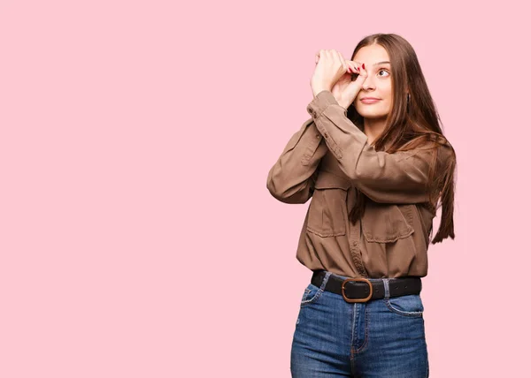 年轻的高加索妇女做一个望远镜的手势 — 图库照片