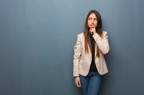 Junge Geschäftsfrau Zweifelnd Und Verwirrt — Stockfoto