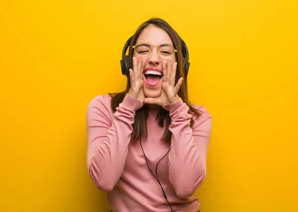 Νεαρή Χαριτωμένη Γυναίκα Που Ακούει Μουσική Φωνάζοντας Κάτι Χαρούμενο Μπροστά — Φωτογραφία Αρχείου