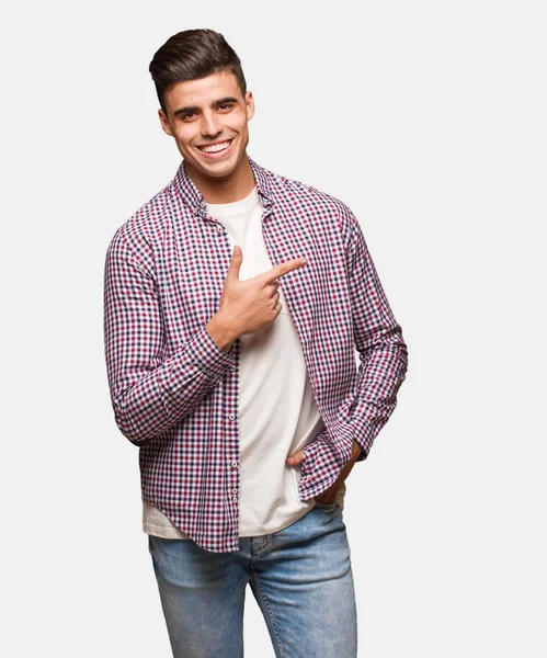 Jovem Homem Legal Sorrindo Apontando Para Lado — Fotografia de Stock