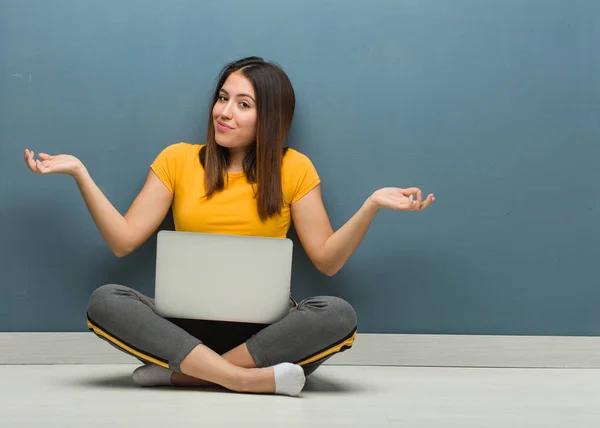 Young Woman Sitting Floor Laptop Doubting Shrugging Shoulders — ストック写真