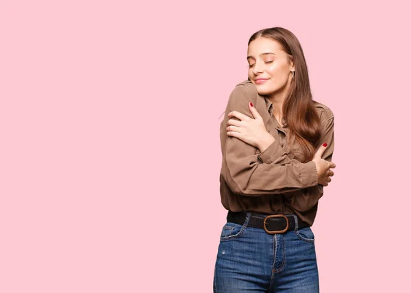 Νεαρή Γυναίκα Καυκάσιος Δίνοντας Μια Αγκαλιά — Φωτογραφία Αρχείου
