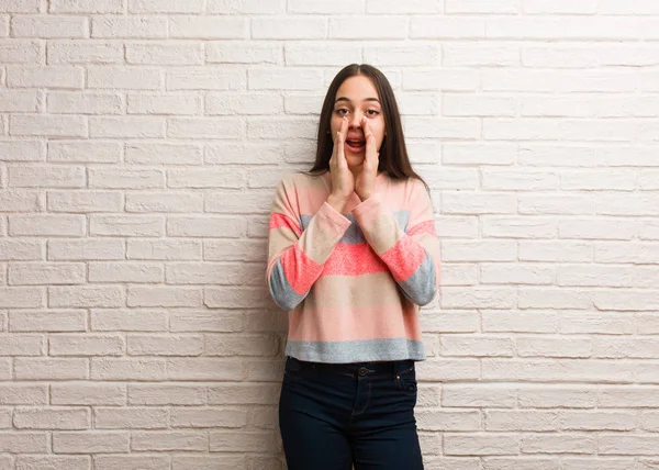 Young Modern Woman Shouting Something Happy Front — Stock Photo, Image