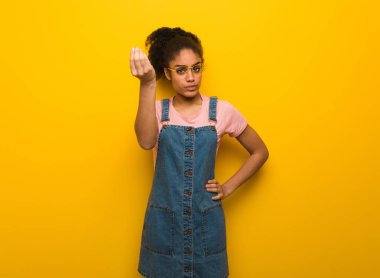 Genç Afro-Amerikan kız mavi gözlü tipik bir İtalyan jest yapıyor siyah.