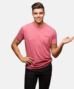 Yakışıklı delikanlı dedikodu tona fısıldayan