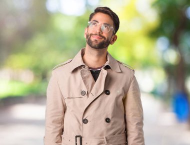 Giyen trençkot hedefleri ve amaçları ulaşmanın hayal genç adam