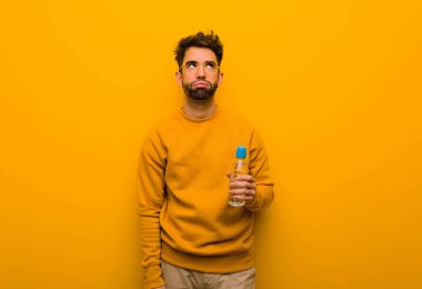 Genç adam yorgun ve sıkkın.