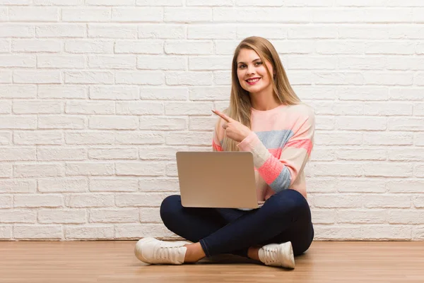 Jonge Russische Student Vrouw Zitten Glimlachend Wijzend Naar Zijkant — Stockfoto