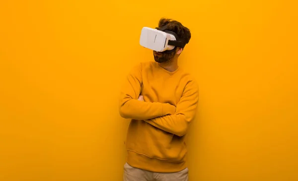 Joven con gafas de realidad virtual —  Fotos de Stock