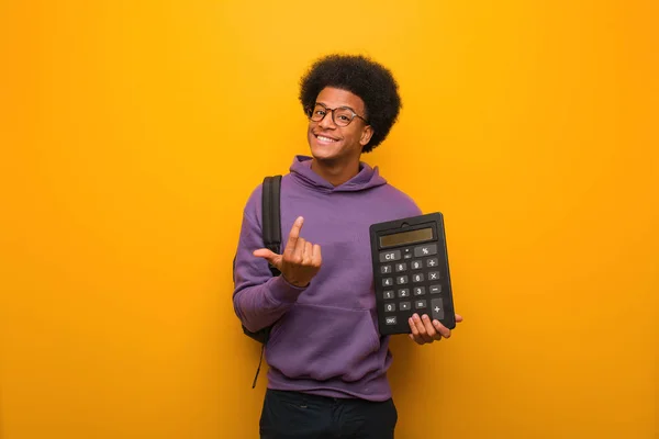 Jovem Estudante Afro Americano Segurando Uma Calculadora Convidando Para Vir — Fotografia de Stock
