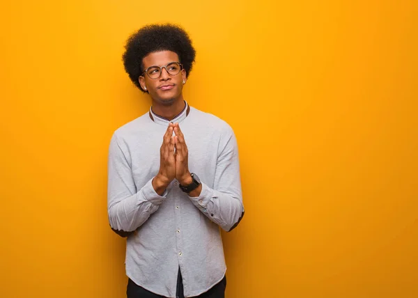 Jovem Afro Americano Sobre Uma Parede Cor Laranja Concebendo Plano — Fotografia de Stock