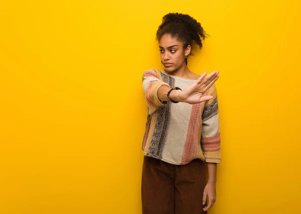 Jovem Negra Afro Americana Menina Com Olhos Azuis Colocando Mão — Fotografia de Stock