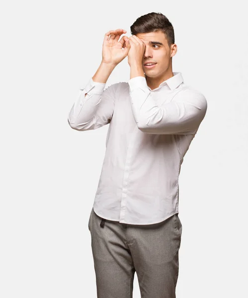 Νέοι Επαγγελματίες Δροσερό Άνθρωπος Κάνοντας Χειρονομία Του Ένα Spyglass — Φωτογραφία Αρχείου