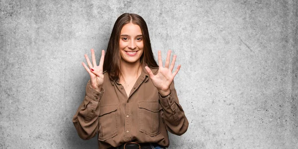 Ung Kaukasisk Kvinna Visar Nummer Nio — Stockfoto