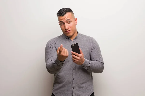 Jovem Latino Segurando Telefone Convidando Para Vir — Fotografia de Stock