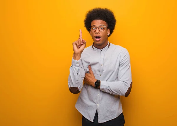 Jovem Homem Afro Americano Sobre Uma Parede Laranja Tendo Uma — Fotografia de Stock